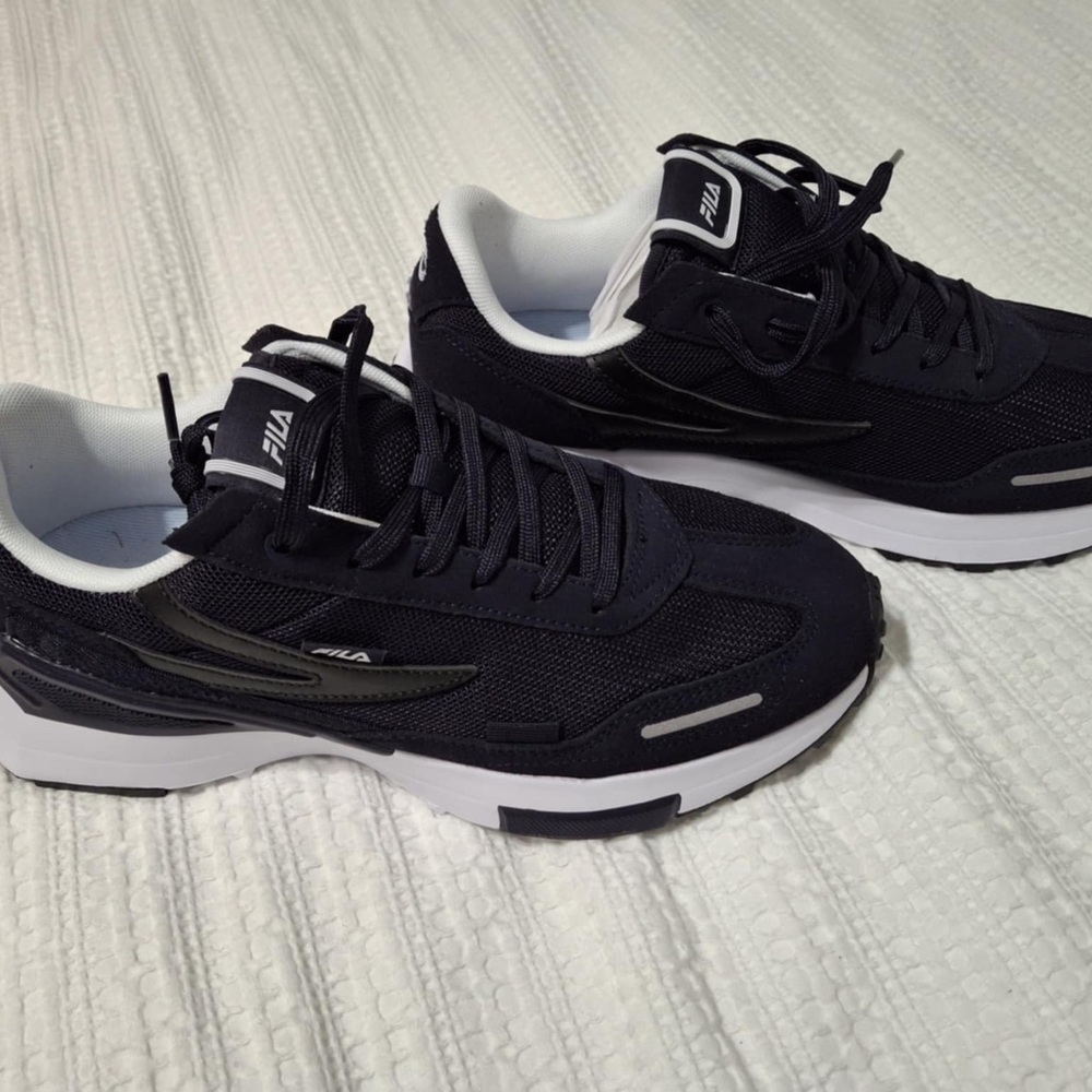 Men’s Fila athletic sneakers brand new size 10